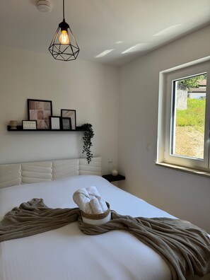 2 habitaciones, escritorio y tabla de planchar con plancha 