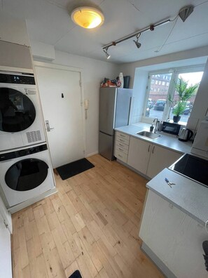 冷蔵庫、電子レンジ、オーブン、コンロ