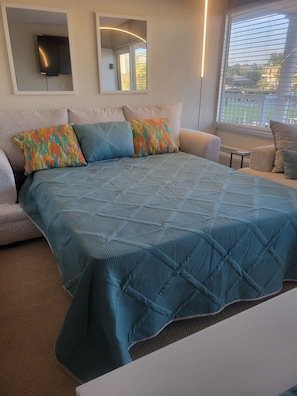 Iron/ironing board, Internet, bed sheets