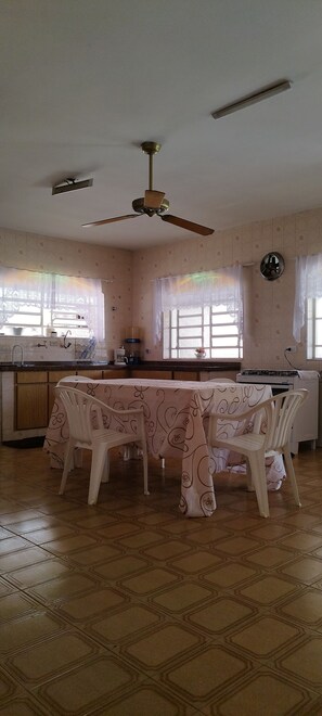 Cottage Tradition, balcon, vue ville | Cuisine privée