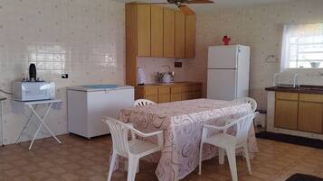 Casa de campo tradicional, balcón, vista a la ciudad | Cocina privada