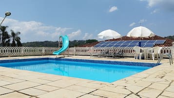 Una piscina al aire libre