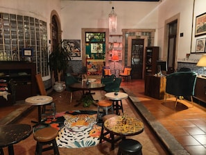 Un interior acogedor con una zona de bar, arreglos de asientos y una alfombra decorativa.