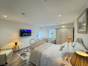 1 quarto, escrivaninha, ferros/tábuas de passar roupa, berço de viagem