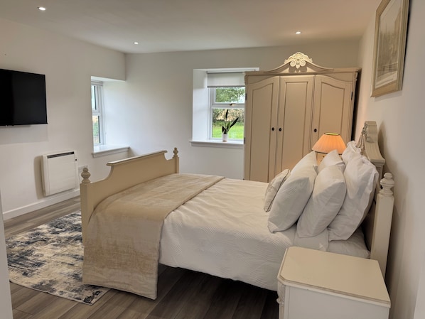 1 bedroom, desk, free WiFi, bed sheets