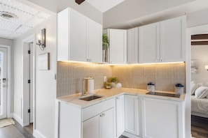 Kühlschrank, Mikrowelle, Herdplatte, Geschirrspüler