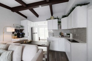 Refrigerador, microondas, parrilla de estufa y lavavajillas 