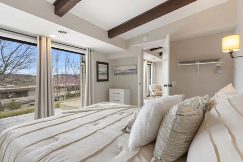 Walk-In Waterfront Resort 2BR 2BA