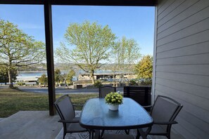 Outdoor dining - Walk-In Waterfront Resort 2BR 2BA (Kimberling City)