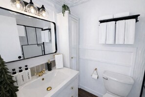 Hair dryer, towels - Walk-In Waterfront Resort 2BR 2BA (Kimberling City)