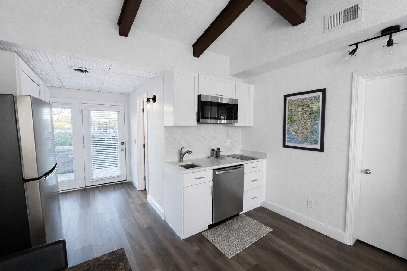 Fridge, microwave, stovetop, dishwasher