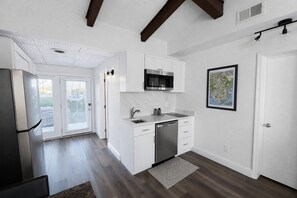 Refrigerador, microondas, placa de cocina, lavavajillas