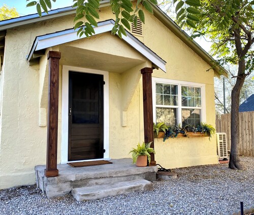 Vintage Charm Meets Modern Comfort~Pet Friendly