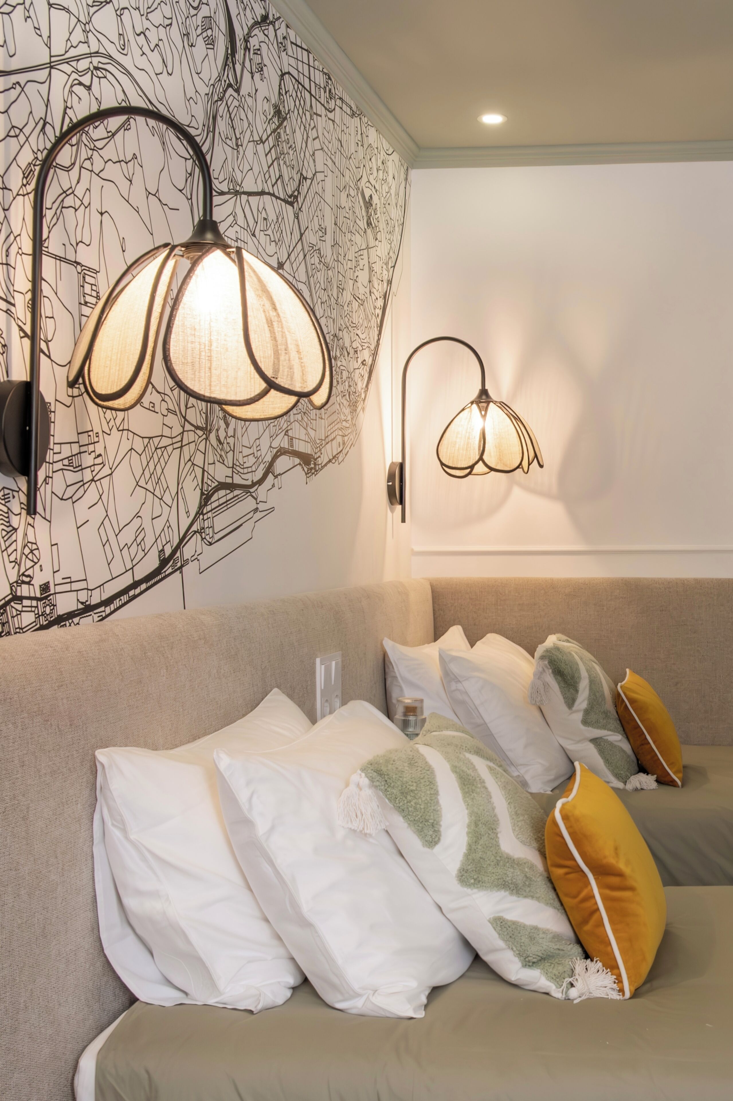 2 quartos, escrivaninha, ferros/tábuas de passar roupa