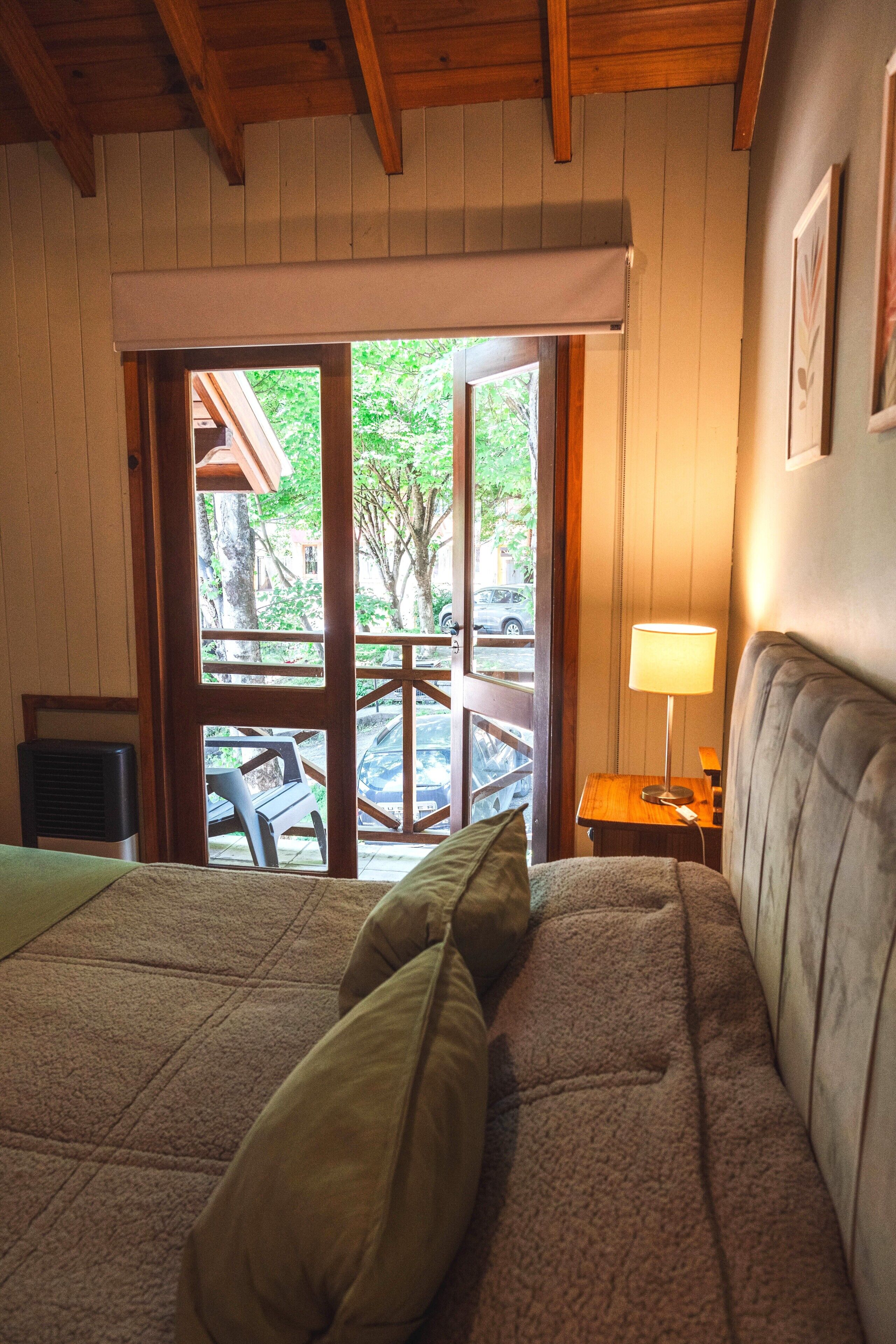 2 bedrooms, desk, WiFi (free), bed sheets