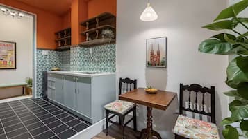 Een mini-koelkast, een magnetron, een kookplaat