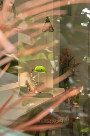 Apartamento luxo, vista para a cidade | Escrivaninha, Wi-Fi de cortesia
