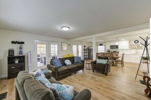 TV - Palms Getaway - 3/2 Surfside Beach, TX - Family Friendly and Pet Welcoming (Freeport)