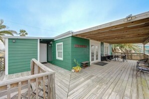 屋外ダイニングエリア