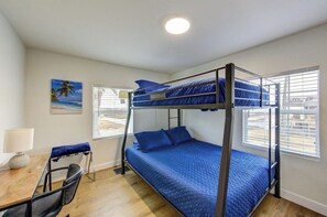 3 bedrooms, internet, bed sheets - Palms Getaway - 3/2 Surfside Beach, TX - Family Friendly and Pet Welcoming (Freeport)
