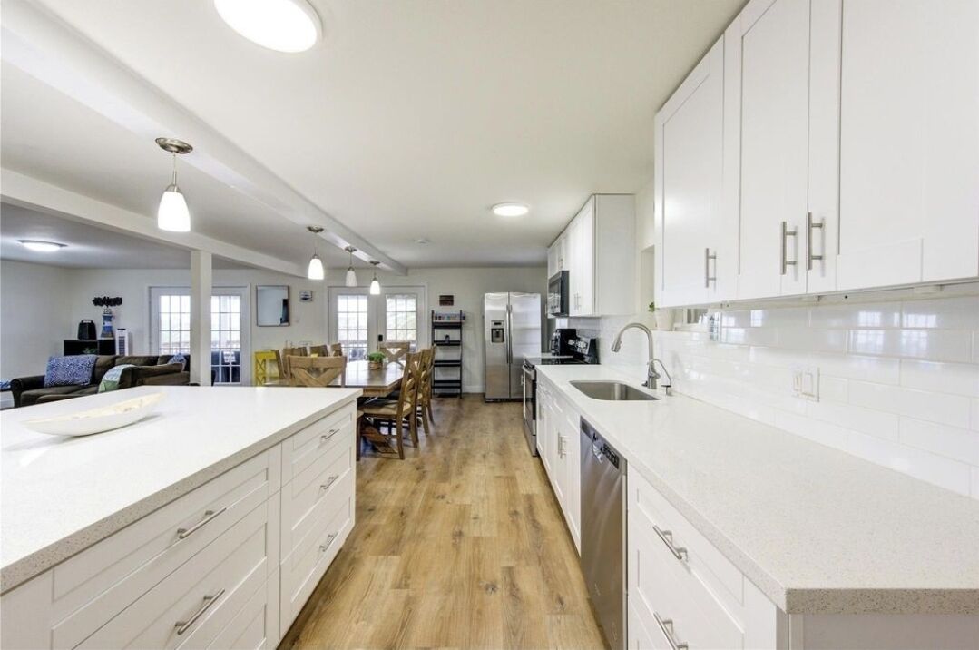 Mikrobølgeovn, ovn, kokeplater og oppvaskmaskin