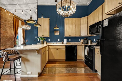 Downtown View|In Unit Laundry|Parking|King Bed