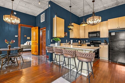 Downtown View|In Unit Laundry|Parking|King Bed