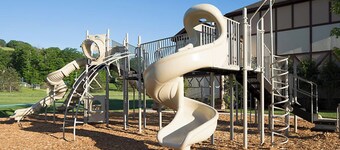 Charming 1-bedroom resort with AC, fitness room, pool & hot tub in Boyne Falls