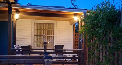 Cozy Home 2-bedroom in La Porte, Texas
2 minutes to Sylvan Beach Park