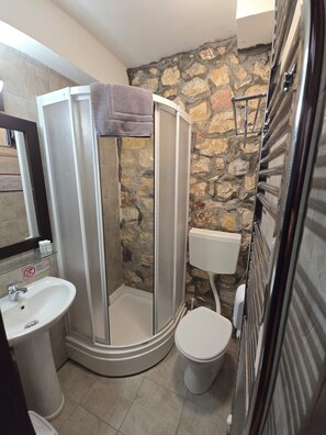 Standard Double Room | Bathroom