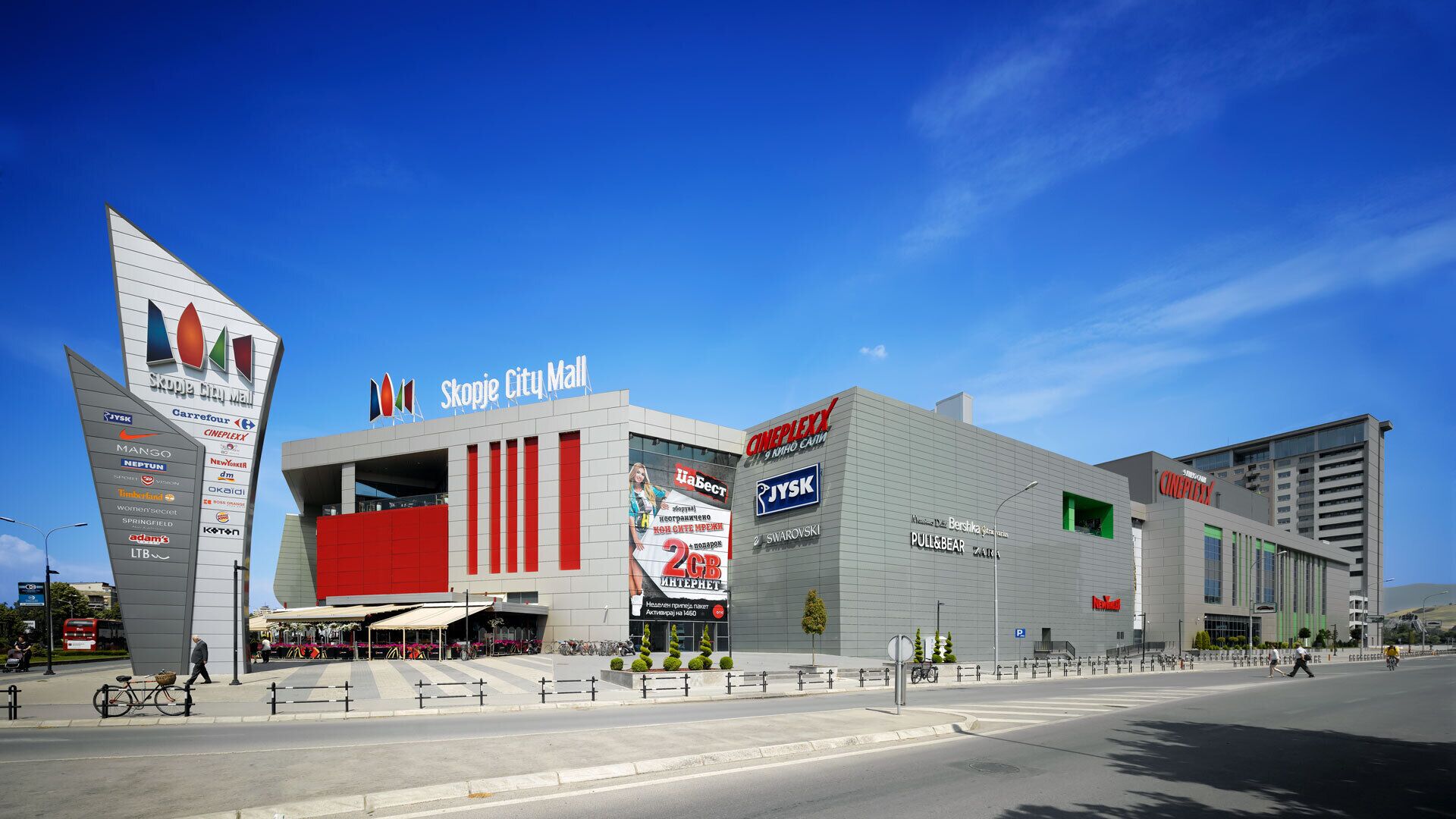 Ein modernes Einkaufszentrum mit zahlreichen Geschäften, darunter Cineplex, Swarovski und Pull&Bear.