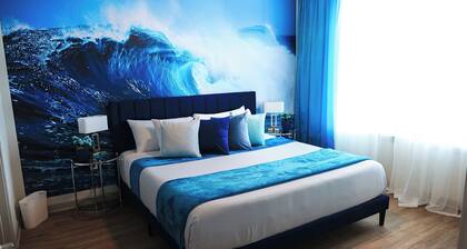 Blue Waves Serenity 1BD Lux King in Southeast Jax with Balcony and Pool View