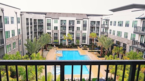 Blue Waves Serenity 1BD Lux King in Southeast Jax with Balcony and Pool View