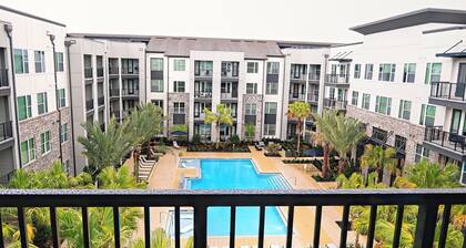 Blue Waves Serenity 1BD Lux King in Southeast Jax with Balcony and Pool View