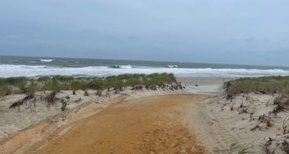 Charming 3 bedroom apartment in LBI w. Central AC outdoor shower 2 mins to beach