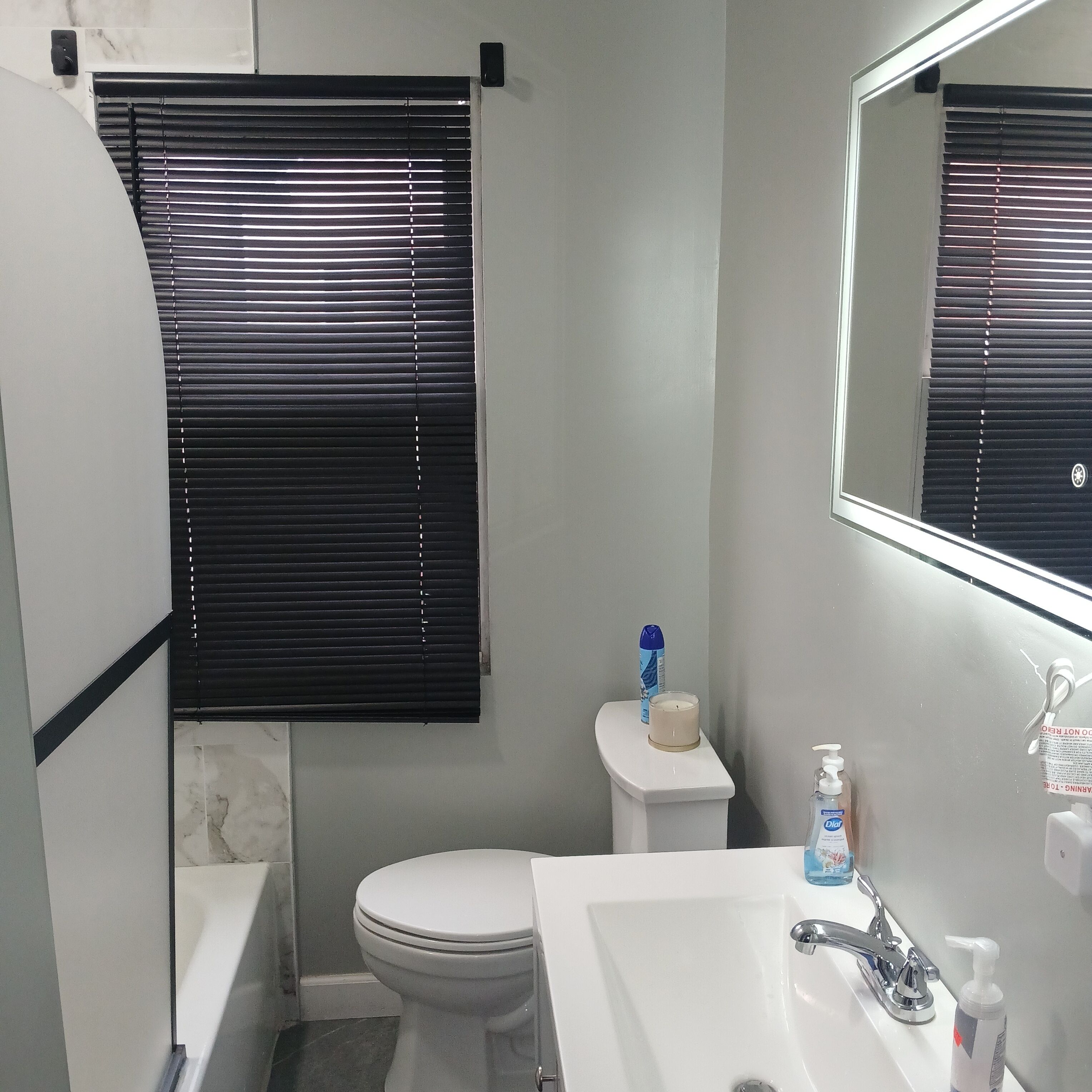 Ducha, secador de pelo, toallas, papel higiénico