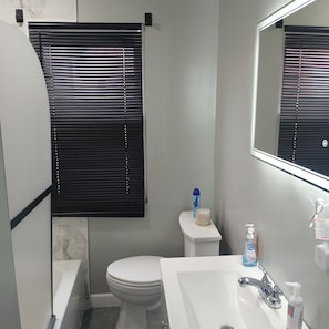 Bruser, hårtørrer, håndklæder, Toiletpapir