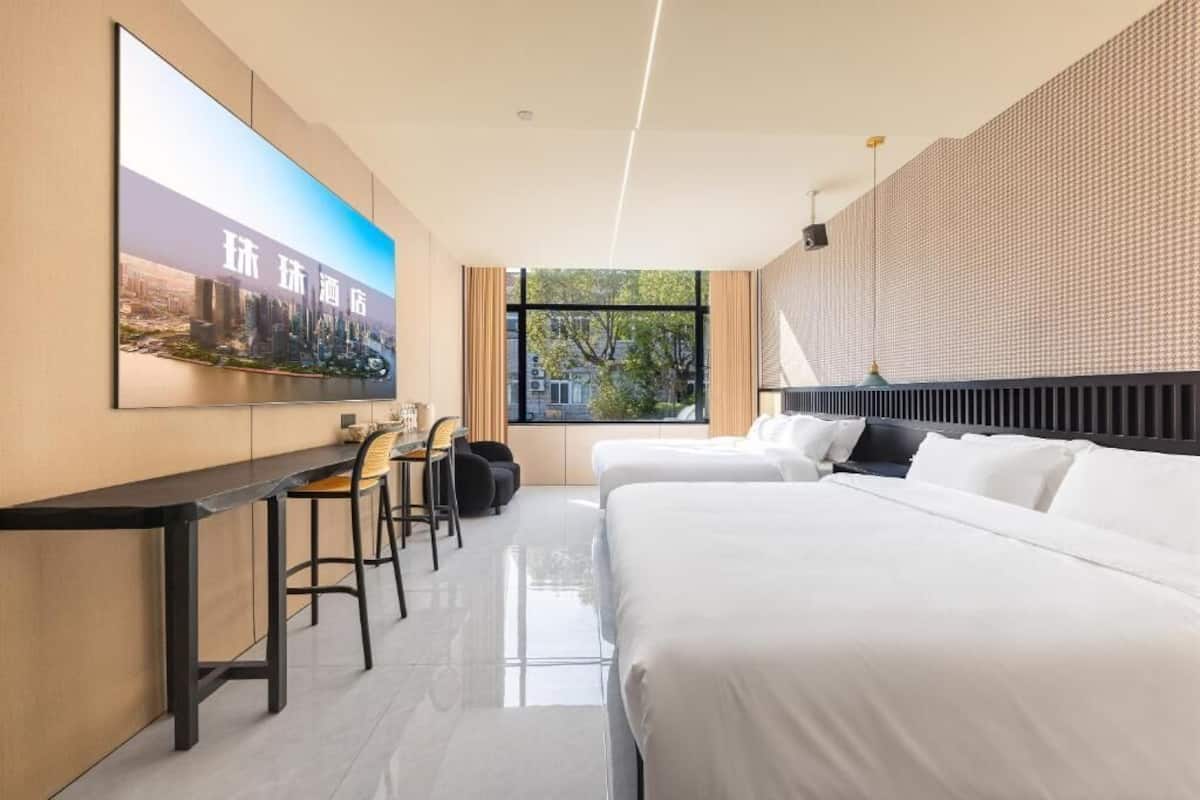 Habitació amb dos llits individuals superior | Escriptori, espai de treball apte per a portàtils i cortines opaques