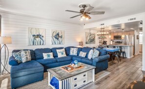 公寓客房, 多張床, 陽台, 泳池景觀 (322 Captain John Fripp VIlla) | 私人廚房 | 電冰箱、微波爐、烤箱、爐台