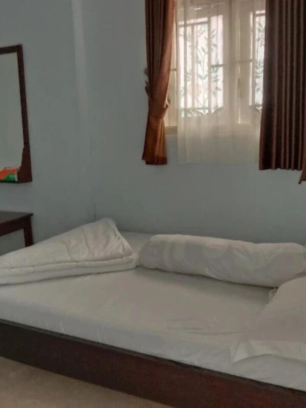 Economy Double Room | Desk