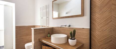 Douche, baignoire Ă jets, sĂšche-cheveux, bidet
