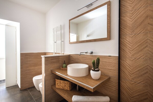 Dusche, Whirlpool, Haartrockner, Bidet