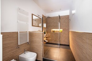 Dusche, Whirlpool, Haartrockner, Bidet