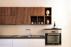Refrigerador, horno, lavavajillas y cafetera y tetera 