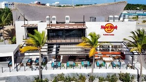 Een Hard Rock Hotel met terras en palmbomen.