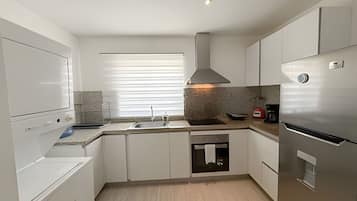 Refrigerador, microondas, horno y cafetera y tetera