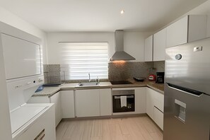 Fridge, microwave, oven, coffee/tea maker