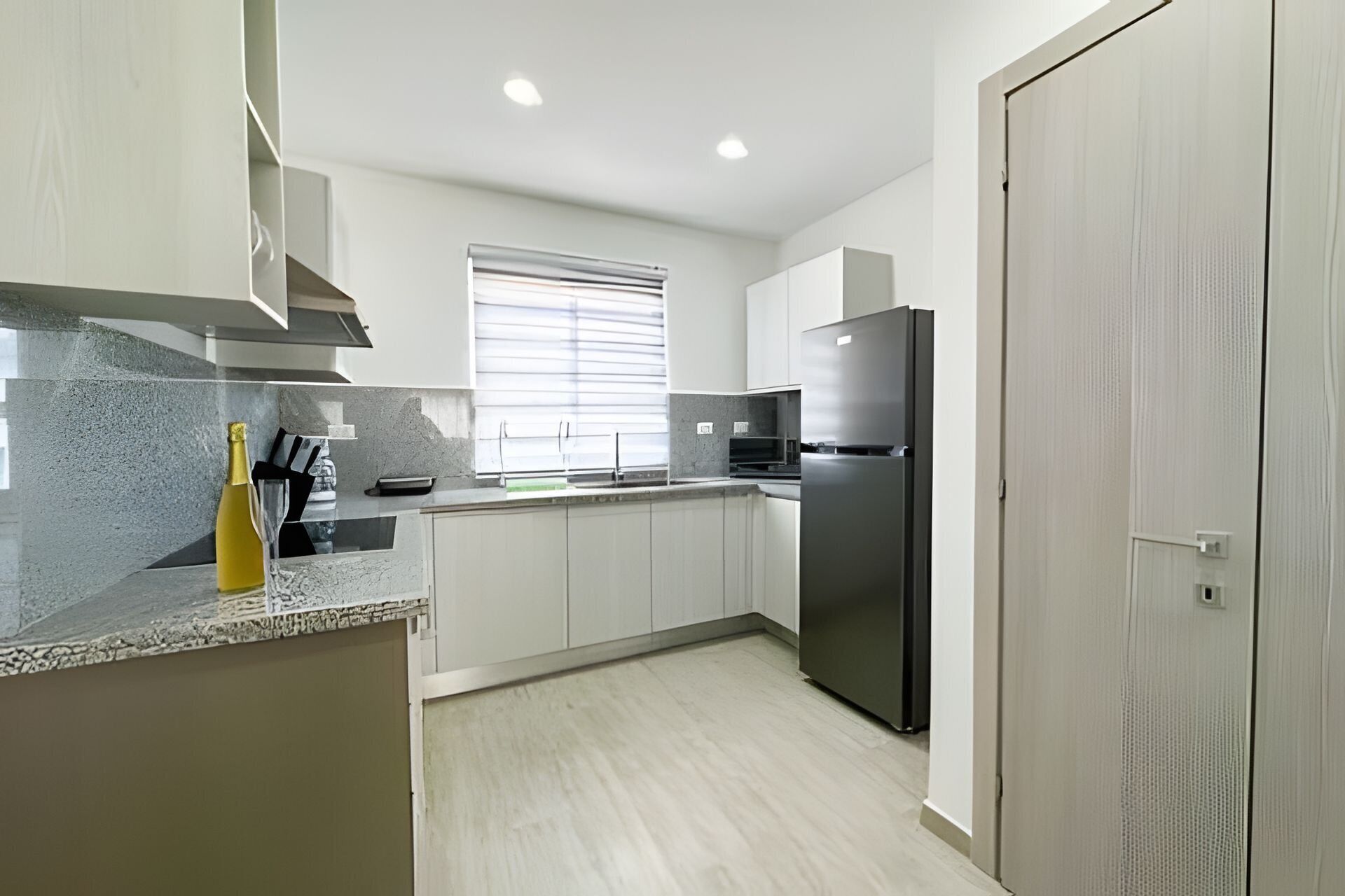 Réfrigérateur, four à micro-ondes, un four, cafetière-théière