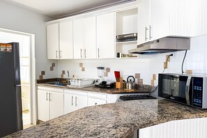Kühlschrank, Mikrowelle, Ofen, Wasserkocher mit Kaffee-/Teezubehör