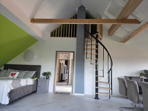 2 bedrooms, iron/ironing board, travel cot, free WiFi